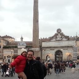 Laureato alla L.U.I.S.S., sposato, padre di una bimba, avvocato, politicamente non impegnato. Hobbies lettura, cinema, cucina.