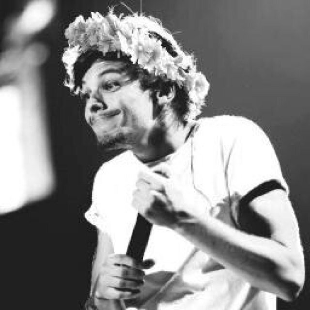 follow @loubitch_ bc she gave you this follow ty :) x