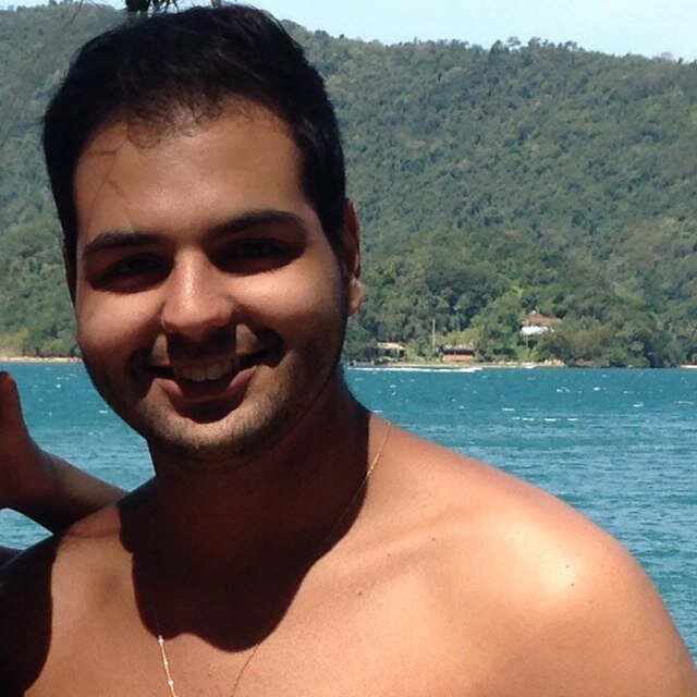 Pelo menos estou vivo. Em movimento, andando por aí, perdendo ou ganhando, levando porrada, (…) tentando amar.”