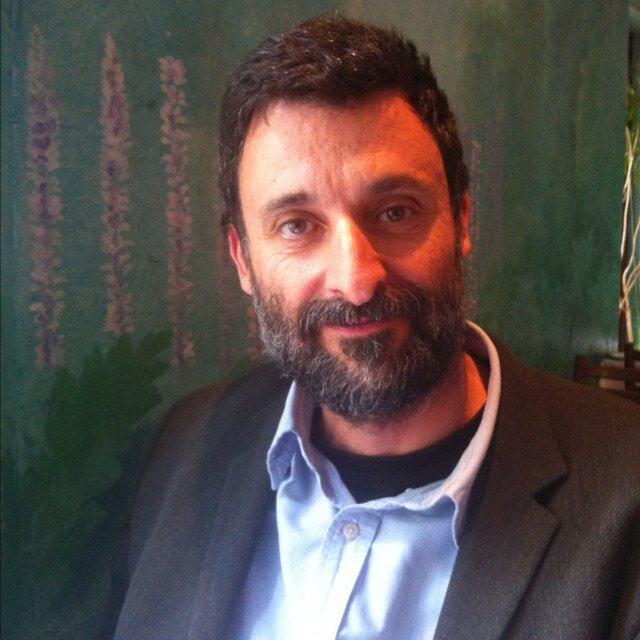 Profesor de Literatura, conductor de Una Belleza Nueva y El Desierto Florece, Tallerista de Viaje a la Palabra, Director de @EditorialUValpo