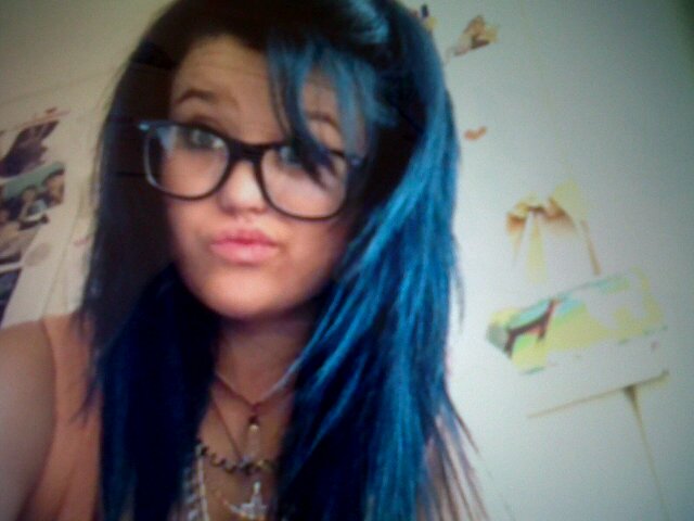 I'm a 13 year old girl that love to sing and dance , One Direction all the way and Emblem 3 !!!!*