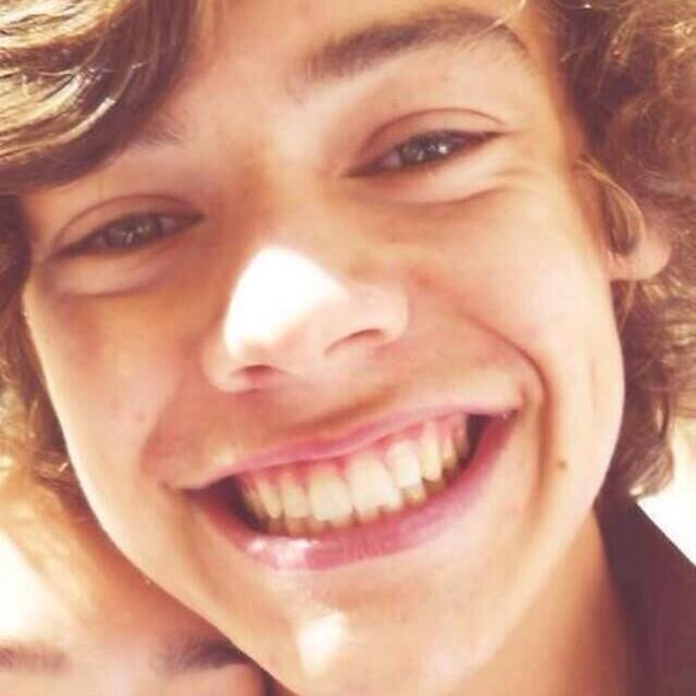 happy to give anybody a free follow! it would be nice if you followed @snuggIemeharry xx