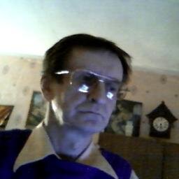 Не женат,детей нет.Живу у мамы.Пенсионер.