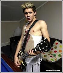 Oi eu NÃO sou A BIXA LOIRA acima mais eu amo comer(ele),escutar 24h 1D e sair cazamiga! Sim!!!! Sou directioner,algum problema? U.U