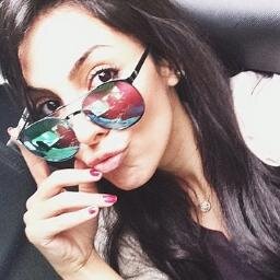 Dona do sorisso mais sincero. dona dos olhos mais brilhosos. dona da voz mais linda. minha diva eu te amo . ♥ *minha café com leite* te amo minha moranguinha :)