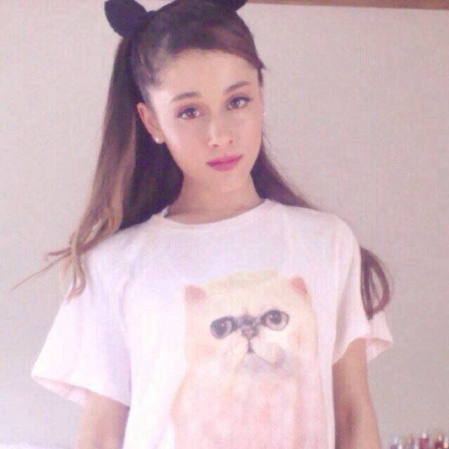 I ♡ music, the beach, scary movies, and Ariana Grande. Please follow xoxo (roleplaying account)