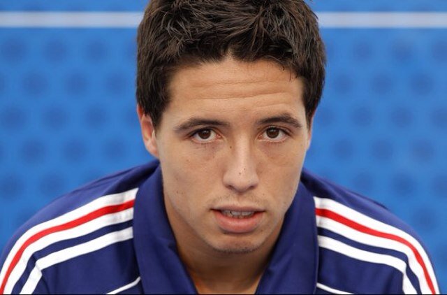 Salut tout le monde je suis malik le frere de samir donc abbonez vous a moi et je vous donnerai tout les renseignement sur samir  et sur manchester