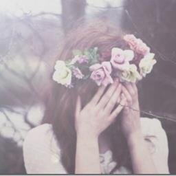 Um twitter estranho sobre uma menina estranha que gosta de postar coisas estranhas. Dona @_1carolis s2