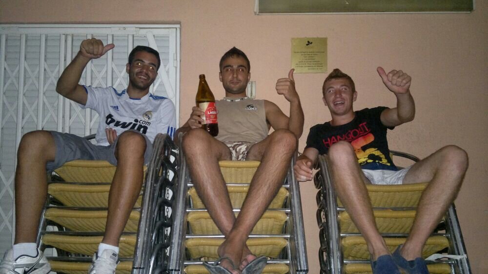 A mi lado tuttyfruty.                                                 Las cosas no se planean se viven, y si puede ser a lo lokoo k a lo loko se vive mejor