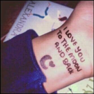 ولأني اخشى عليك من كل شي احيطك بدعواتي لتحميك و تحفظك لي ♡ @MoniWB