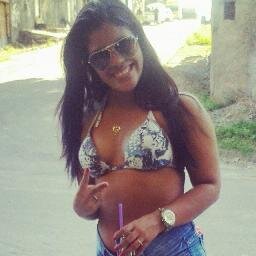Tô me afastando de tudo que me atrasa, me engana, me segura e me retém. Tô me aproximando de tudo que me faz completo, me faz feliz e que me quer bem.
