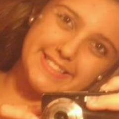 Não sou a garota mais certinha &&' nem a totalmente descontrolada. Não busco ser perfeita , mas sim ser eu mesma (: