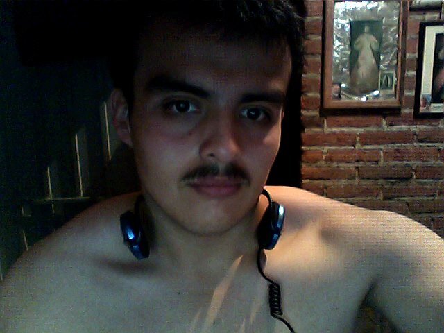 hooola soy muy alegre con un sentido de humor de 20 años, un poco tímido pero muy muy divertido :-D :-D