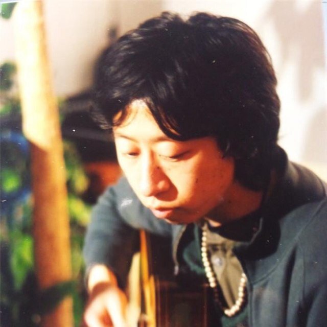 はいらんどぱーくの管理人。シンガー兼ギタリスト。愛する町は江戸川区平井。好きな言葉は純米酒。埼玉県上尾市原市出身。モンハン2年生。