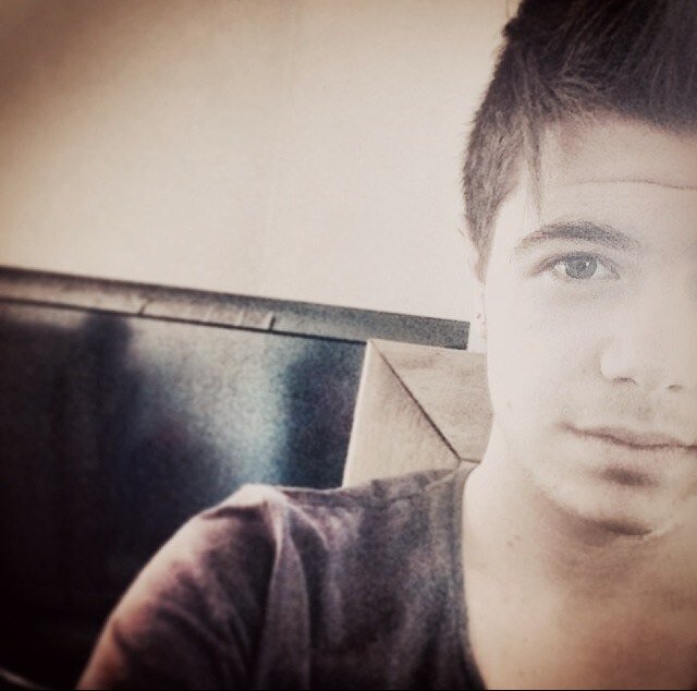 Singer song writer from perth. Also DJ and play guitar