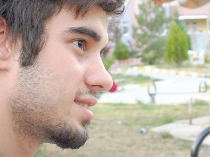 Bakmayın etrafımda çok insan dolandığına ; Sırılsıklam yalnızım aslında…!  http://t.co/Wc3jA4Y8Hn ...