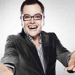 Dicen que las plumas son ligeras, pero la mía os puede aplastar a todos. A veces soy el presentador de mi propio programa. Lo sé todo. Temed. Fake