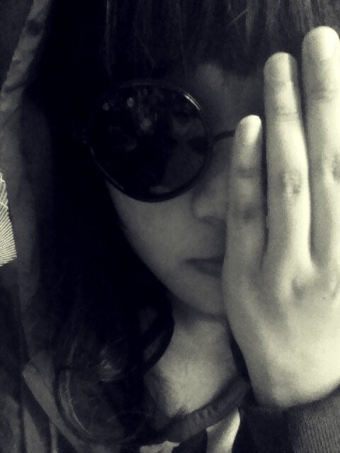 exilelonely's profile picture. 他們為了你放棄自己的夢想 #