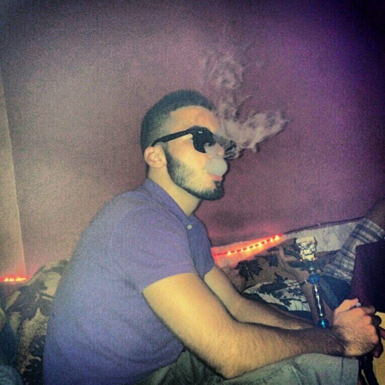 Me Follow tu feras, Follow back surement pas. De mes Tweets tu banderas, RT tu feras. Mes Disquette tu avaleras, Amoureuse tu tomberas.