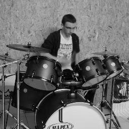 Jeune homme de 21 ans né le 12 mars, se prénommant Corentin. Musicien et lycéen.