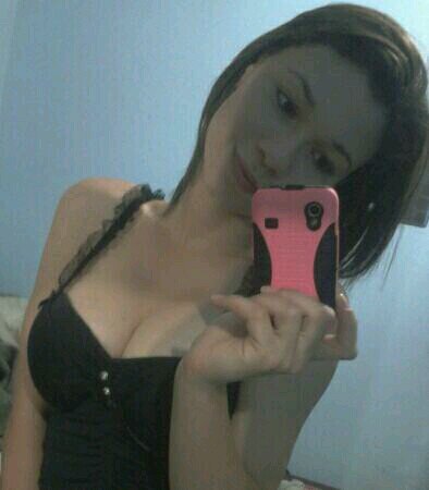 Humilho recalcadas, faço velórios, enterros, rituais de sadomasoquismo e vendo fraldas.   
[ 18 anos, Viúva, Libriana, Santista e bi.]