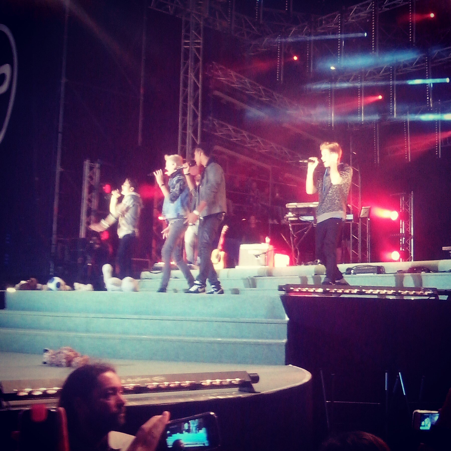6 tweets van @TweetMainstreet 1/5 lovethemm daan , owen , nils, rein