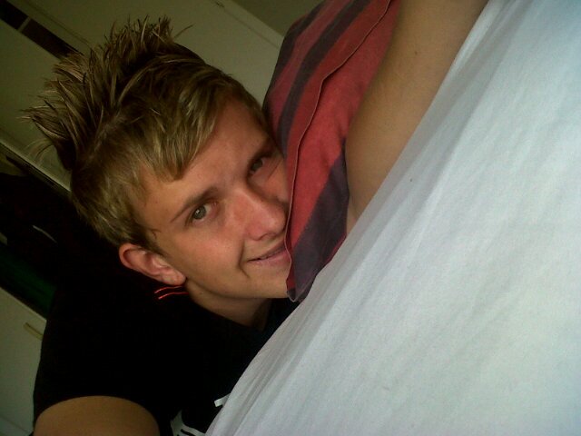 Hi I'm 19 and I'm gay ☺