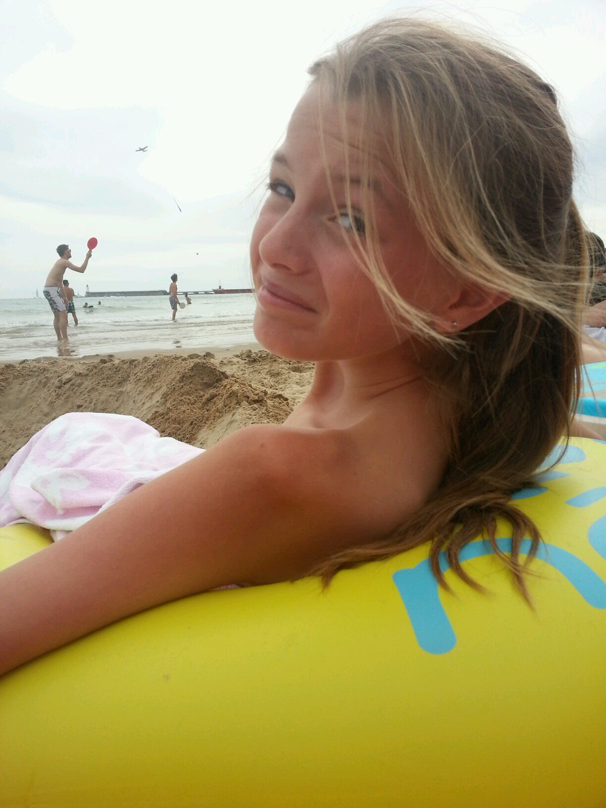 Coucou ! Moi c'est Léa et j'ai 13 ans
Je vous aime les gens ..!!! :)