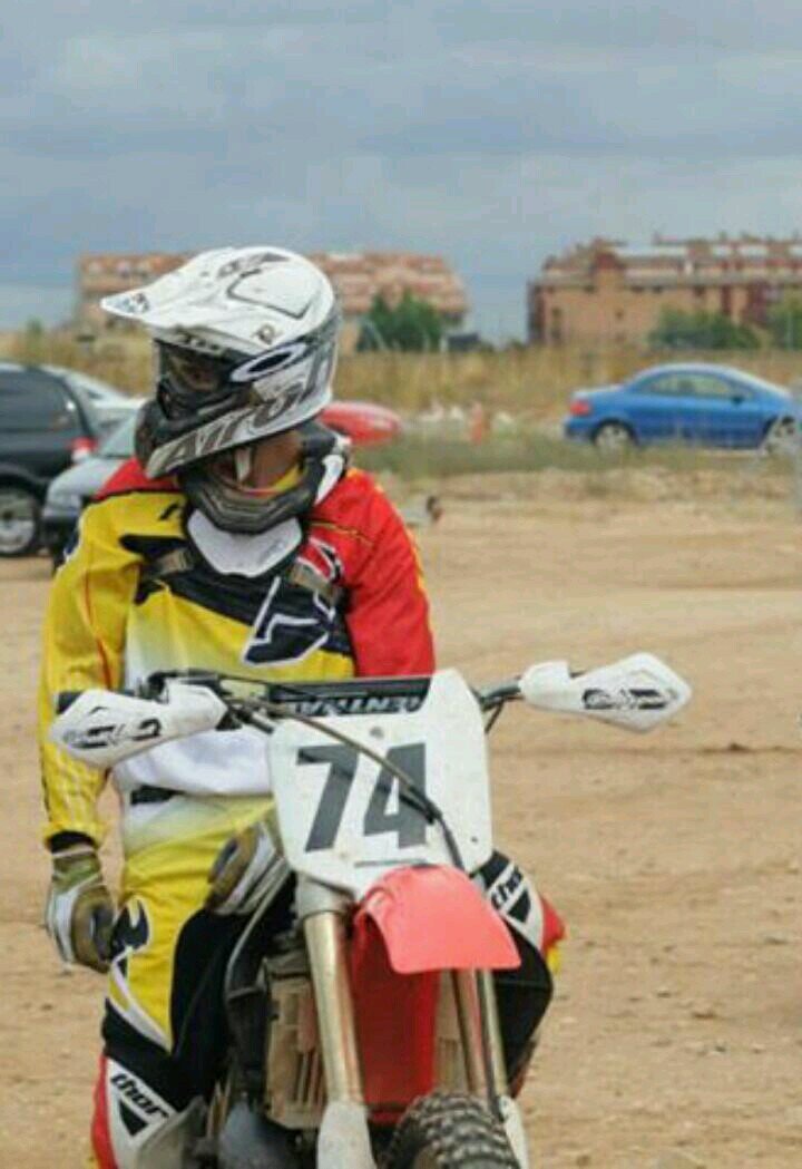 Piloto de motocross y bajista del grupo street monkeys