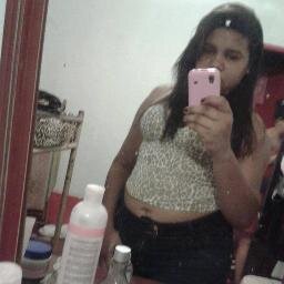 Quem quiser vencer na vida deve fazer como os seus sábios: Mesmo com a alma partida, ter um sorriso nos lábios.