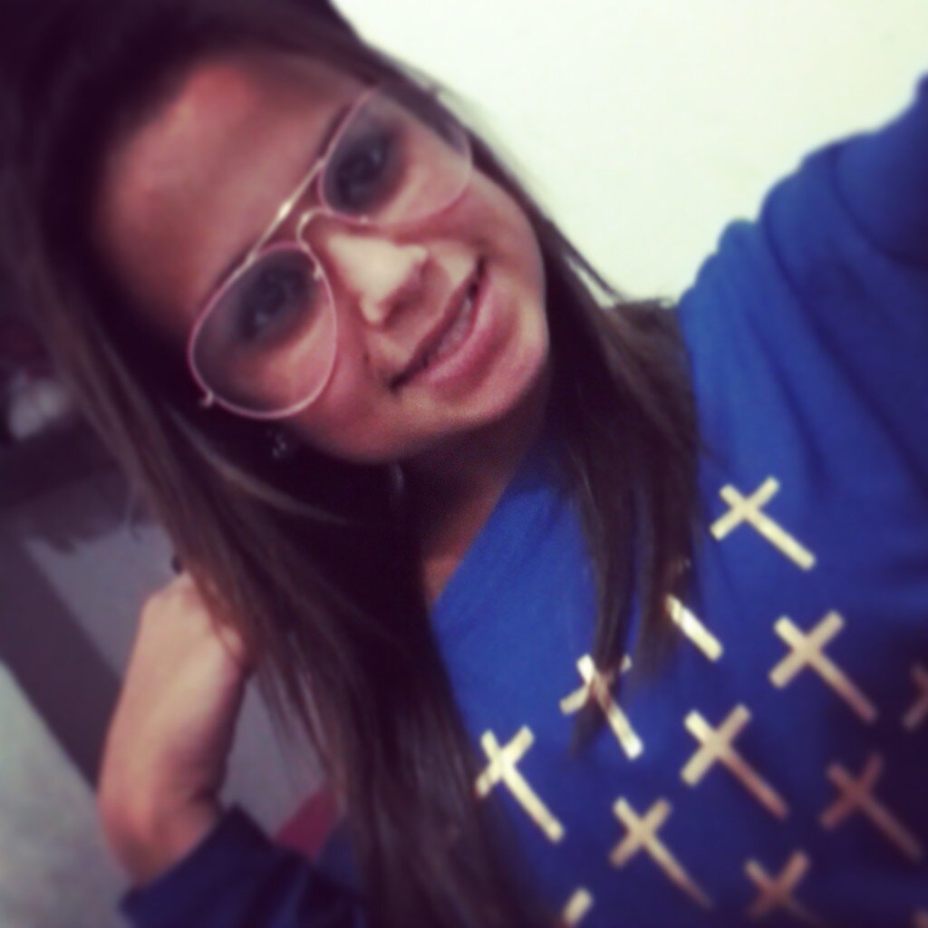 Corinthiana , Namorando .Sou uma menina simpática legal e feliz , mais quando precisa ser chata , ai eu sou mais que o necessário ! (: Boom é isso ;D