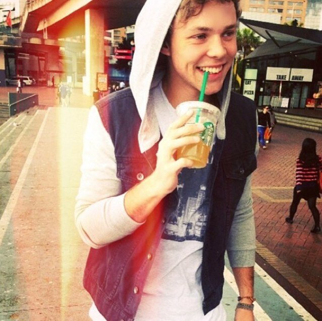Please follow my main account @OBEYINNIALL so i can reach 4k!