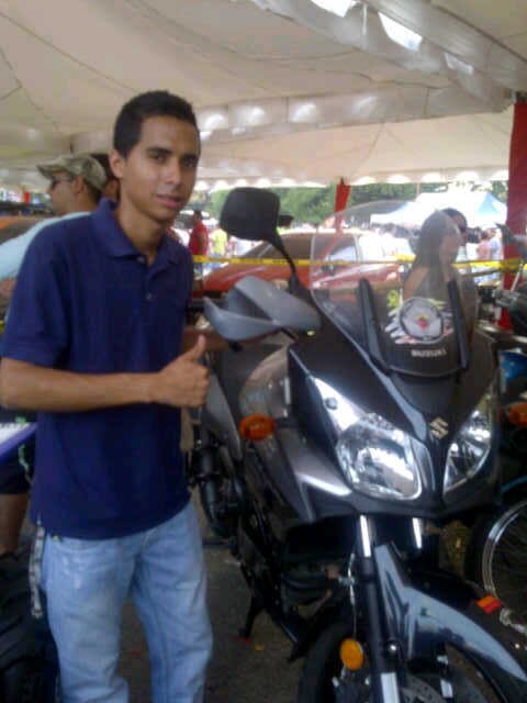 ejelee! soy super divertido alegre dale conoceme y full rumbero, sigueme! :D aki tienes mi pin: 20F16E18 chao! :D solo pa' mujerreees