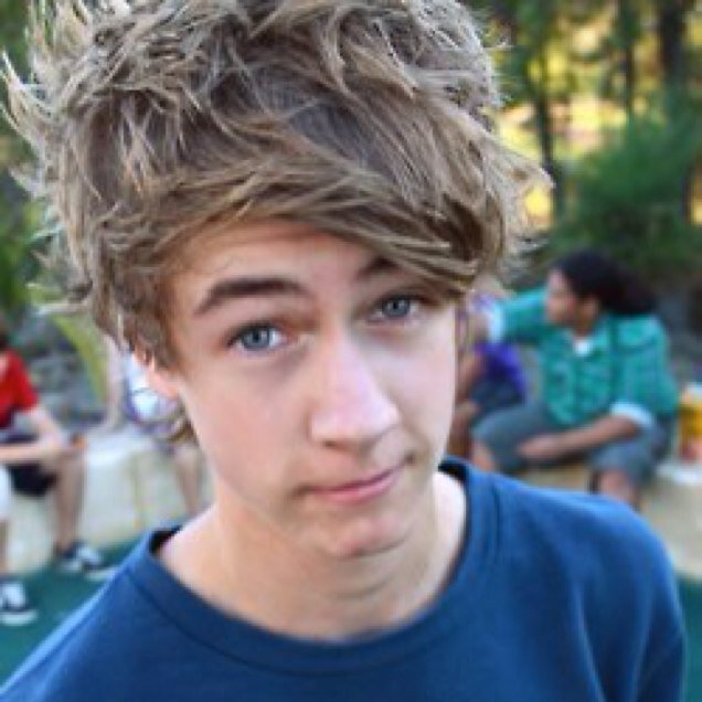 Avery | 19 | Single | Gay | Music addict \m/ | Pizza lover | [RP; FL]