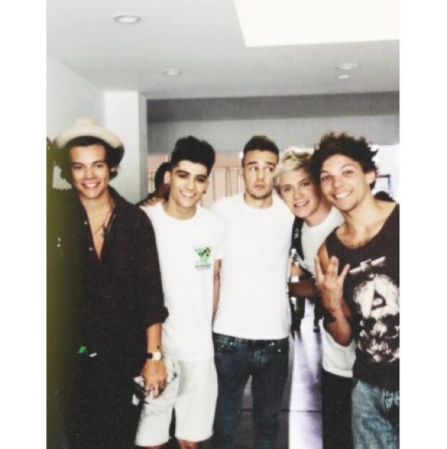 hi heres a free follow so go follow @lovelystyies :)