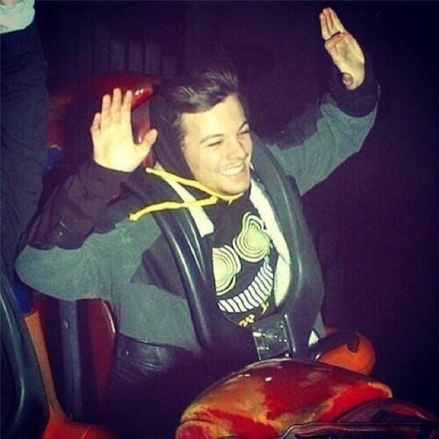 Hi! I just gave you a free follow, so in return pretty please follow @starbuxss and @cakeoverload and @narrydaze thanks xx