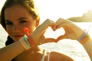 RIO by Jozemiek, een kleurrijk armbandje annex haarelastiekje met een missie.You shop, We Donate ! Donatie maaltijd straatkinderen via https://t.co/lIufhYHbOc.