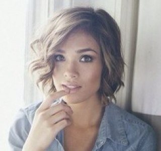 Compte source sur Nicole Anderson. Actrice de la série Ravenswood (Spin-off de PLL), mais aussi dans Jonas et Championnes A Tout Prix.