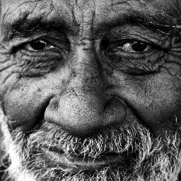 Estima la terra. Al·lèrgic a les injustícies socials. Vell. Eternament optimista. A twitter i al món hi ha massa ego.