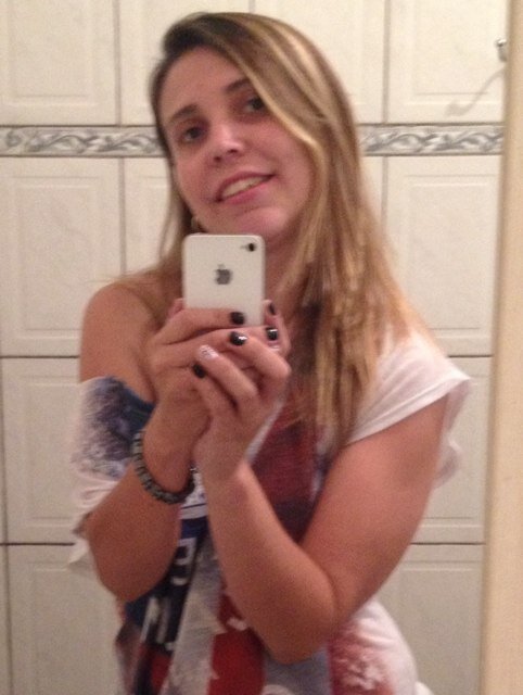 Dia após dia, ganhando ou perdendo, errando ou acertando. Eu só quero o que é meu, não pego de ninguém. Então não vem me julgar, não vem me rotular.