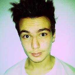 hey biatch ! Souis Alexis, 14 ans (JEUNE MAIS MATURE OK!?), un peu con des fois mais marant, j'aime les pâtes et je suis gentil. Follow moi sur Instagram pélo :