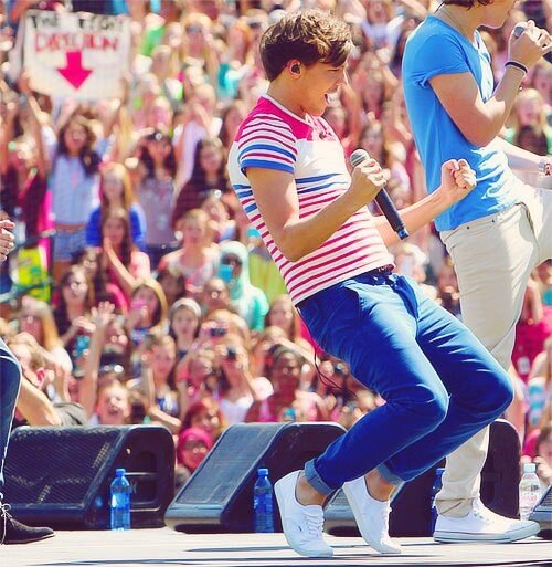 I give you a free follow so go follow @ameluux thanks ! xxx (or i unfollow)