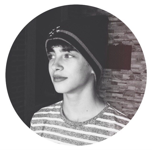 Hola Amigos! :) esta es una pagina dedicada a @ManuRiosFdez! :) espero les guste ♡ Administradoras: @Allyflovelilia,@mahoneismyangel y @firesluke :)