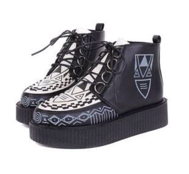 IG: Theshoes_ 
line: name_ket
Fb: theshoes_
สนใจสอบถามได้ ค้ะ