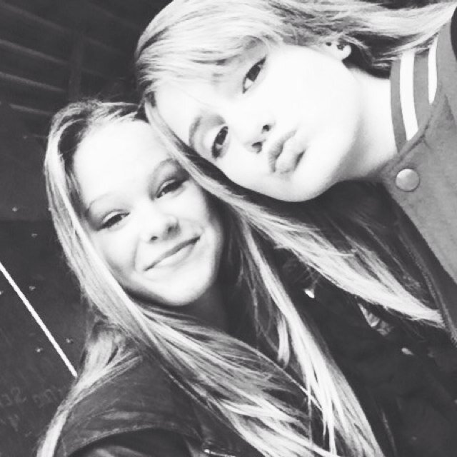 Random show, gewoon omdat het kan. We zijn Manon en Jasmijn en we zijn een beetje gek (: Mail naar ikvoelmebaasshow@hotmail.com