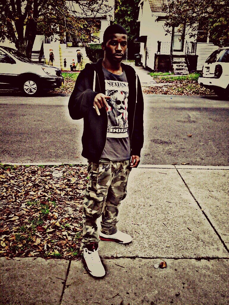 follow my youngins @tevinmidway @Hoodstar_SmiTTy. Im just a young nigga about my paper $$$