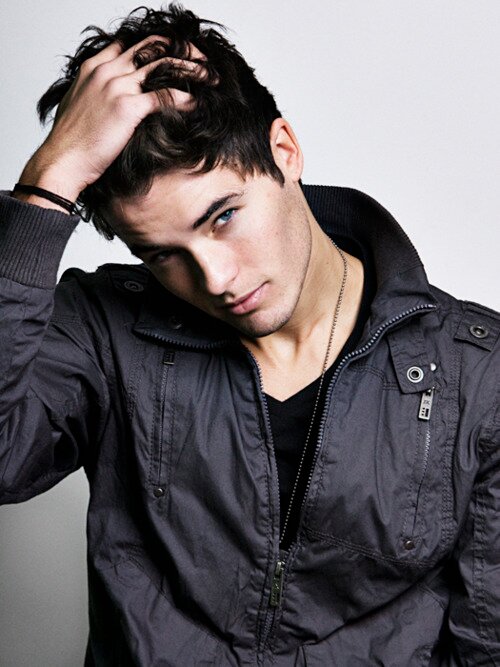 Ángel caído del cielo. Algo acosador. No sé que poner en la bio :3 #NewDestiny
