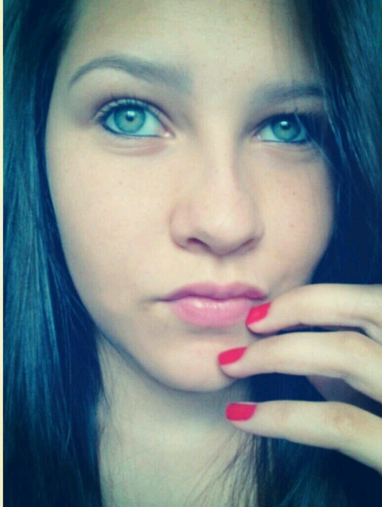 - A menina que já chorou por perder um grande amor, uma amiga verdadeira; A que continuou quando todos te diseram que nunca iria dar certo.