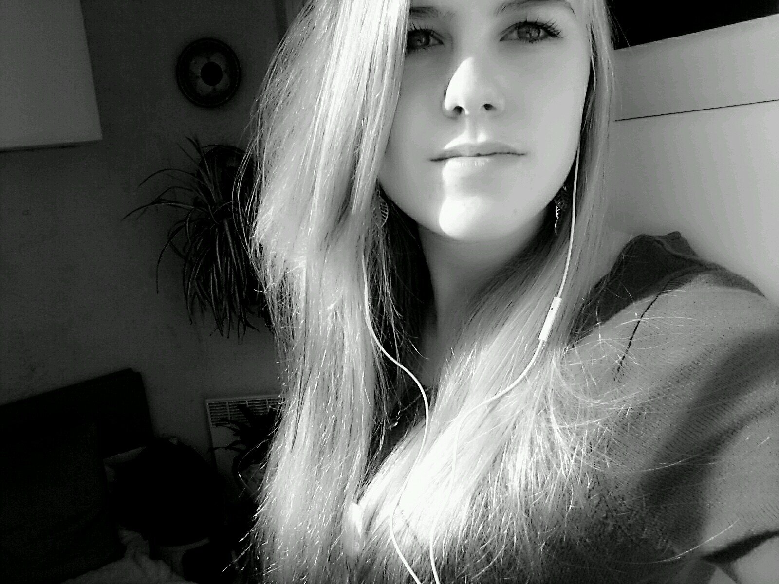 je souri..?! et alors sa veux pas dire que je vais bien ♣