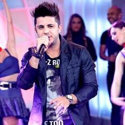 Melhor abraço dia19|12 20|04 @CrisEfeitos Madrinha: @brunnameirelles Um amor sem tamanho e sem fim! Oficializado: Dia 10-05-13 entre 22:12 á 22:14